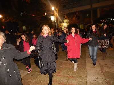 Η καμήλα των μάγων μοιράζει μελομακάρονα του Σχίζα στο Γαλάτσι !