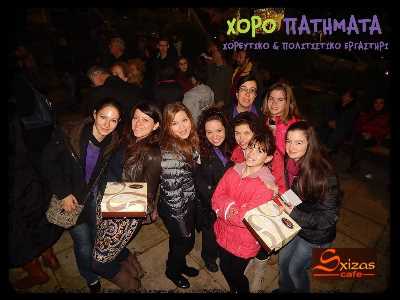 Η καμήλα των μάγων μοιράζει μελομακάρονα του Σχίζα στο Γαλάτσι !