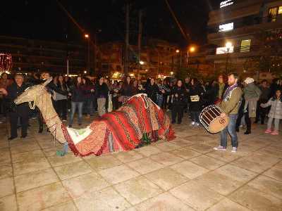 Η καμήλα των μάγων μοιράζει μελομακάρονα του Σχίζα στο Γαλάτσι !