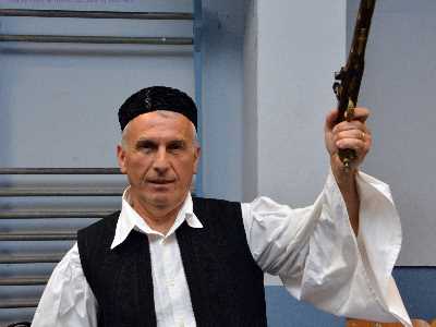Κάτω στην άσπρη πέτρα ...