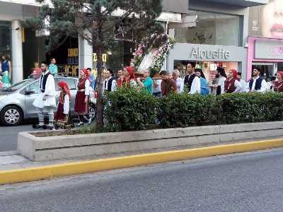 Συμ-περιφερόμενοι Βλάχικα ! 