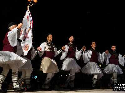 Και γλυκό είν' το φίλημα σου ...