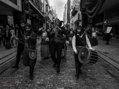 Αρχικάλαντα απ' το Σύνταγμα στο Μοναστηράκι !