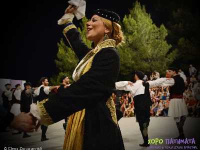 Πάνω στης νύφης την ποδιά ...