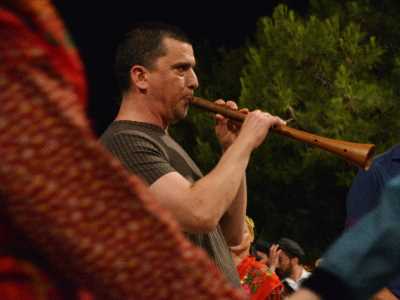 Πάνω στης νύφης την ποδιά ...