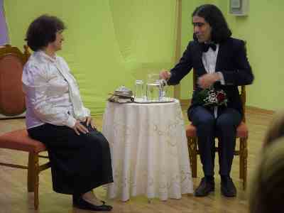 Η αυλαία ανοίγει !