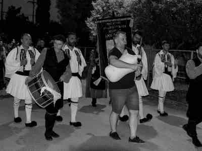 Μπάνιο, Παράσταση και Γλέντι !