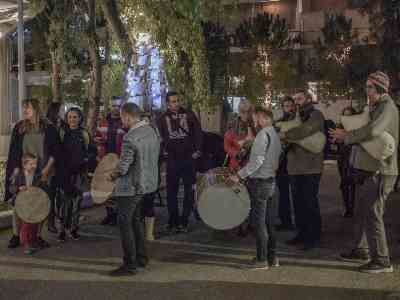 Ειρεσιώνη σύκα φέρειν!